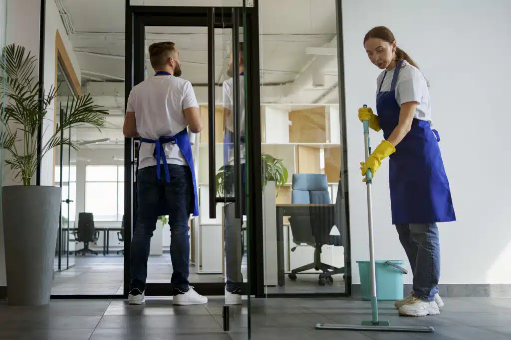 servizio di pulizia professionale persone che lavorano insieme un ufficio